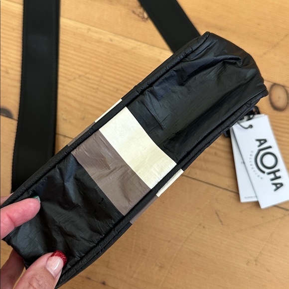 ALOHA Stylish Black Crossbody Bag - Picture 4 of 10